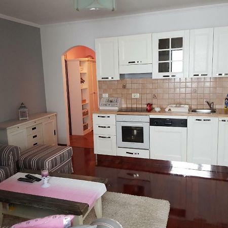 Cozy Apartment In Ровин Екстериор снимка