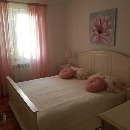 Cozy Apartment In Ровин Екстериор снимка