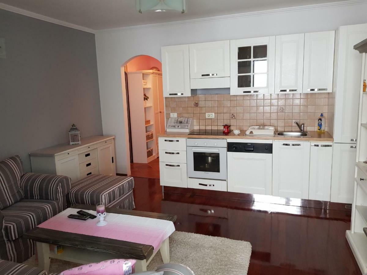 Cozy Apartment In Ровин Екстериор снимка