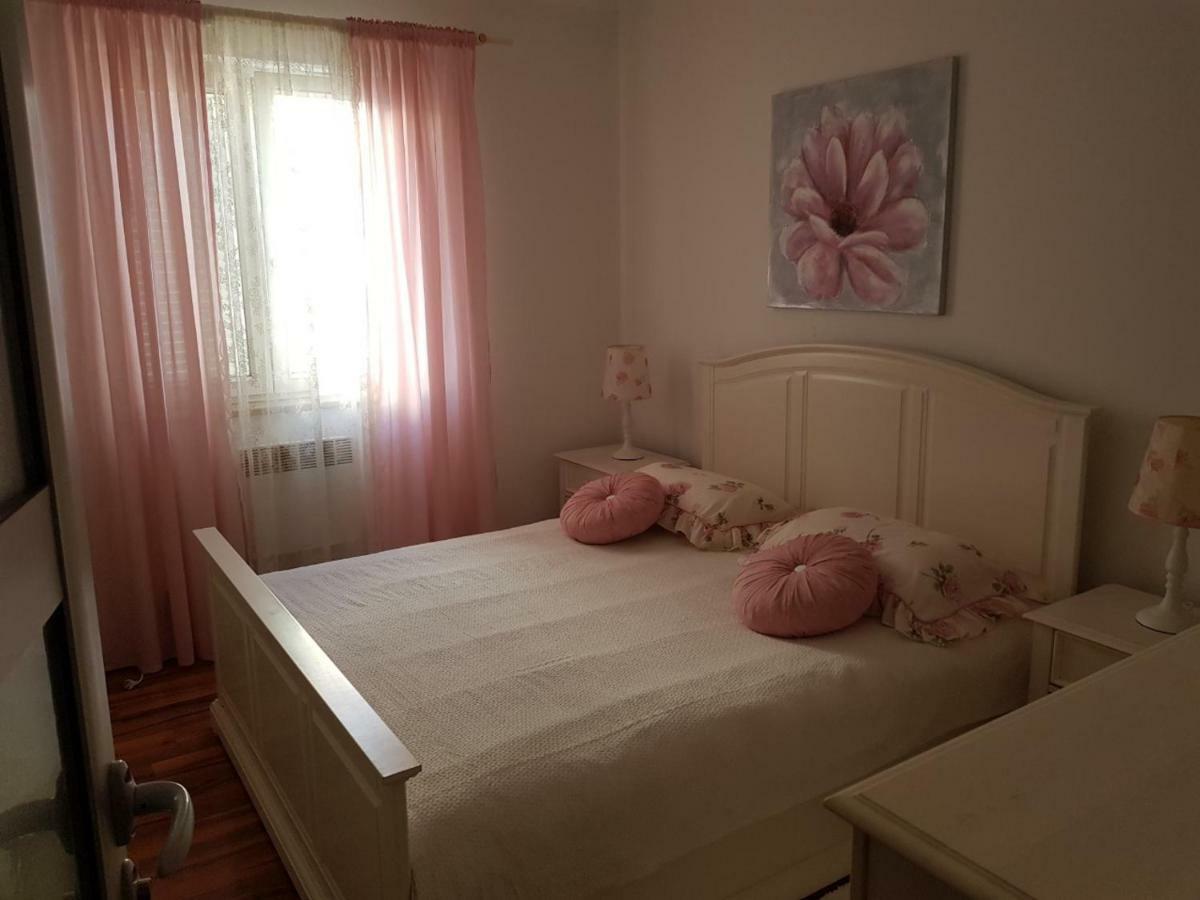 Cozy Apartment In Ровин Екстериор снимка